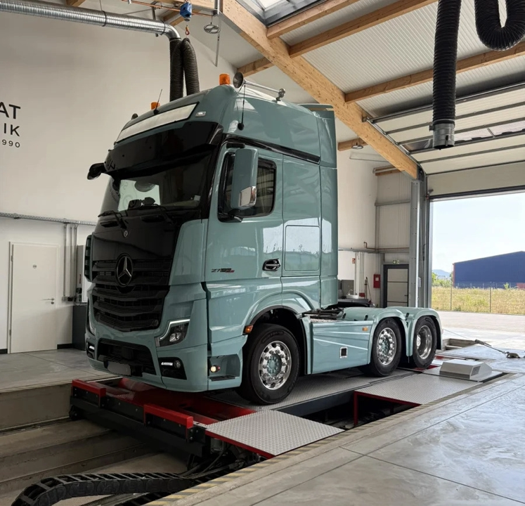 Mercedes Actros auf dem Allrad-Leistungsprüfstand bei Schaknat