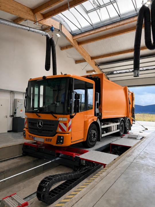Mercedes Econic Müllfahrzeug Detailansicht Prüfstand