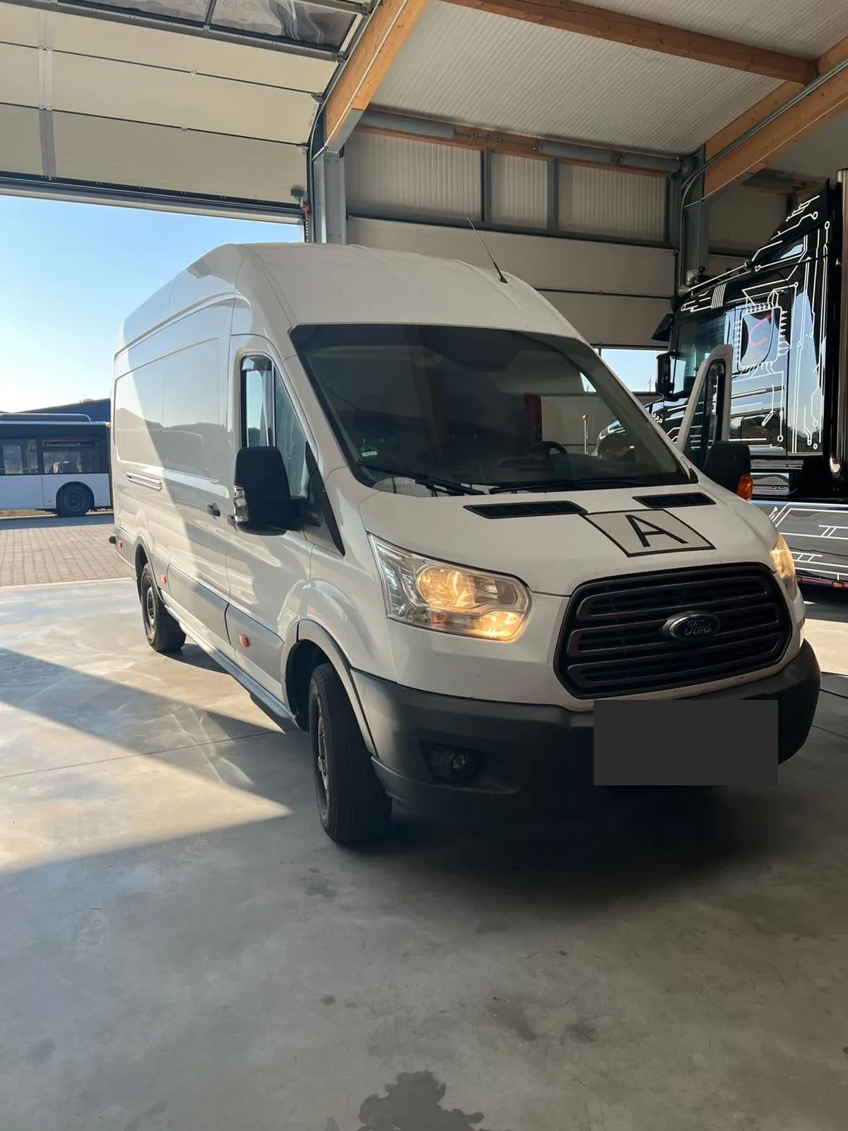 Ford Transit Kastenwagen in der Werkstatt von Schaknat Elektronik vor dem Chiptuning