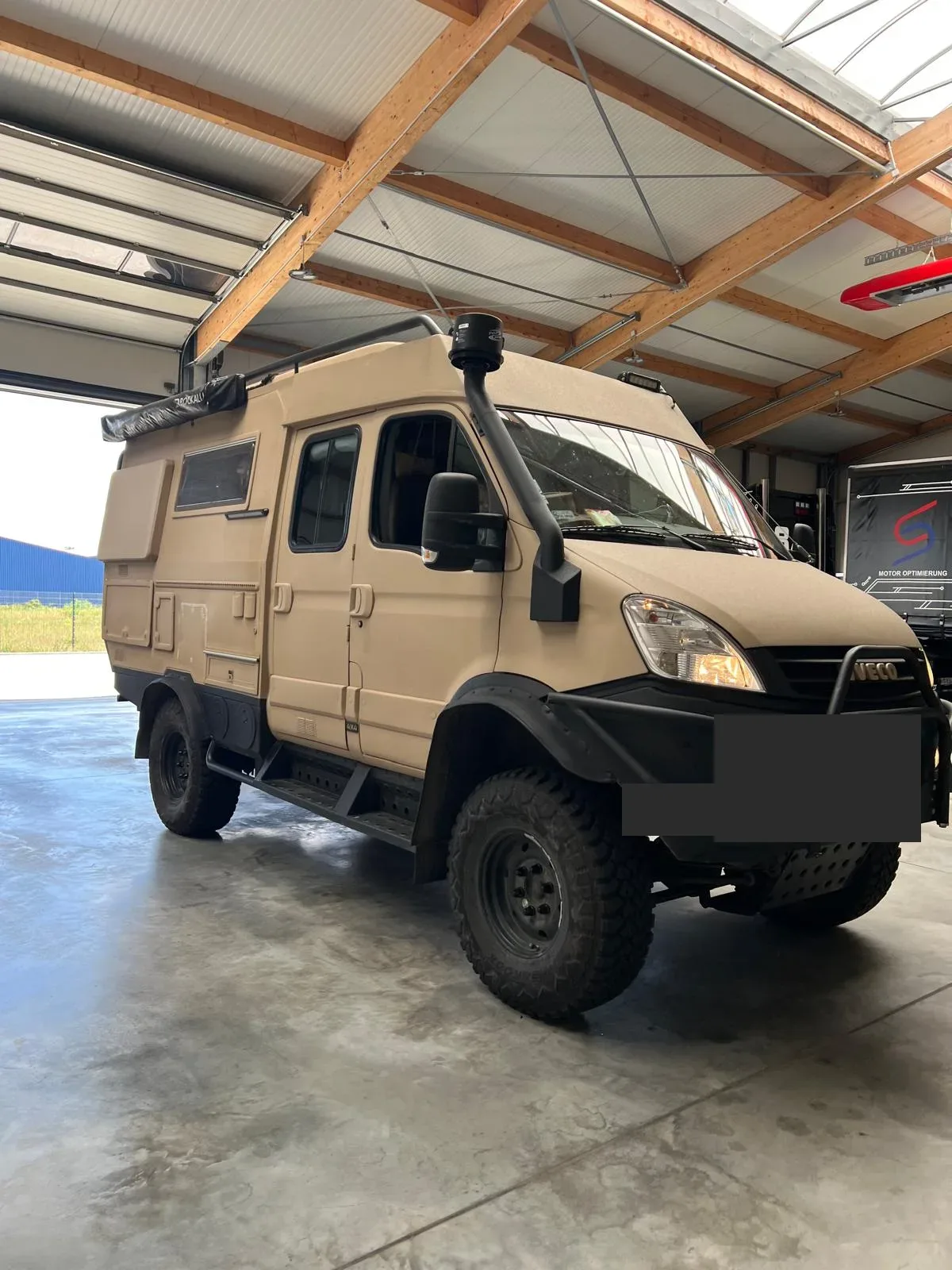 Iveco Daily 4x4 Expeditionsmobil mit Schnorchel beim Chiptuning für mehr Leistung im Gelände