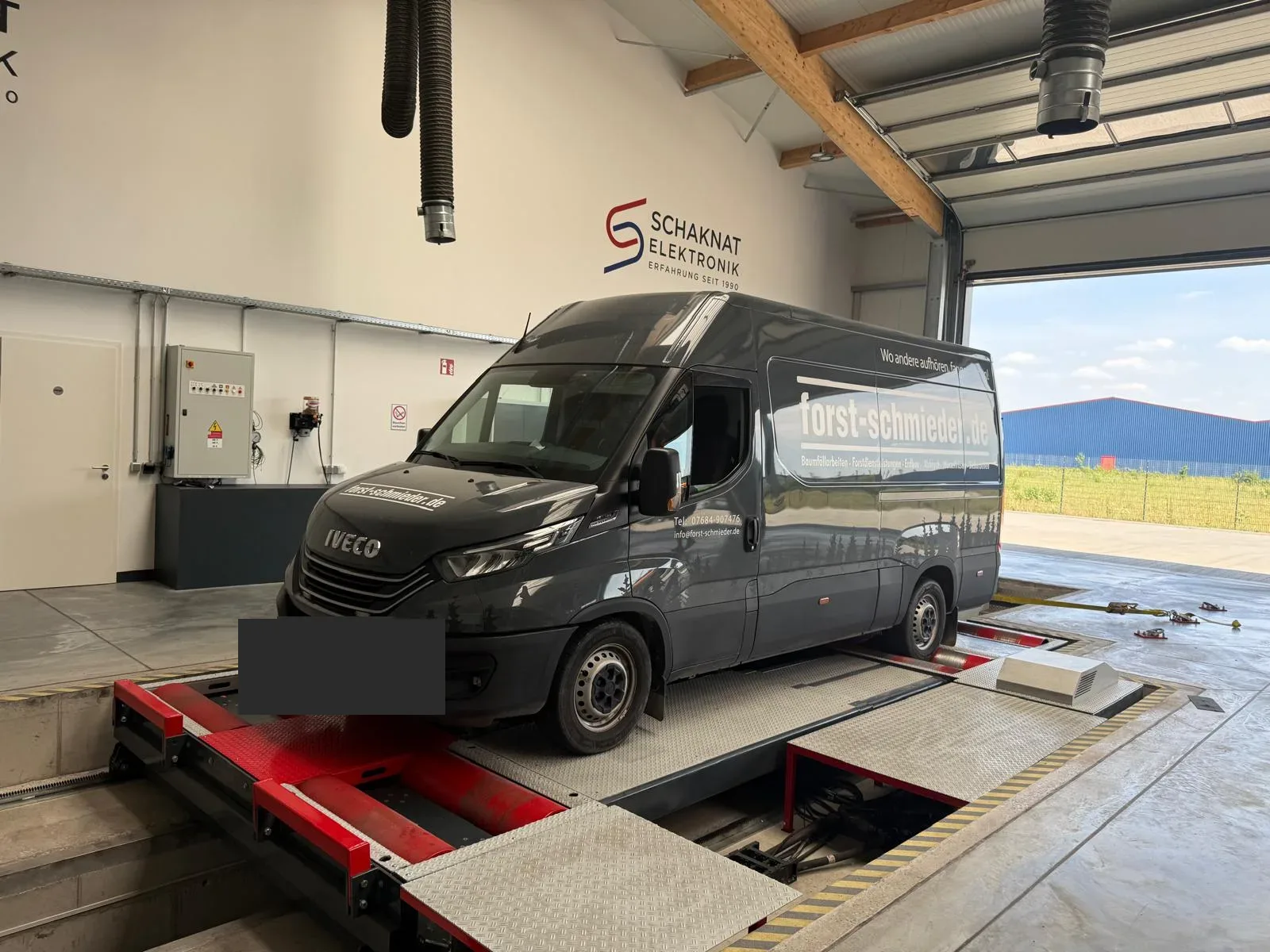 Transporter beim Chiptuning auf dem Allrad-Leistungsprüfstand von Schaknat Elektronik
