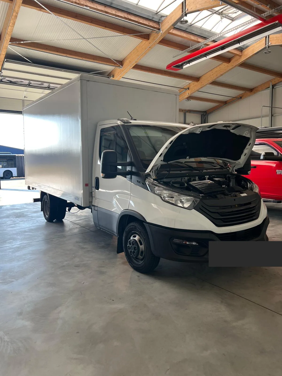 Iveco Daily mit Kofferaufbau beim Chiptuning bei Schaknat Elektronik