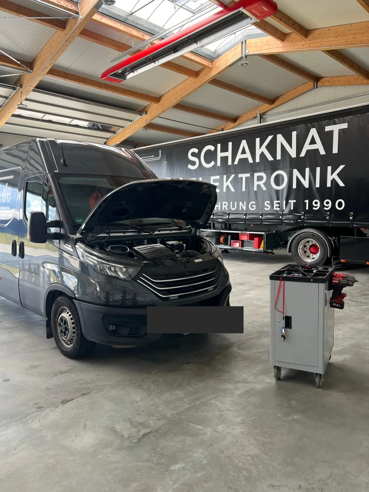 Iveco Daily mit geöffneter Motorhaube beim Chiptuning-Check von Schaknat Elektronik