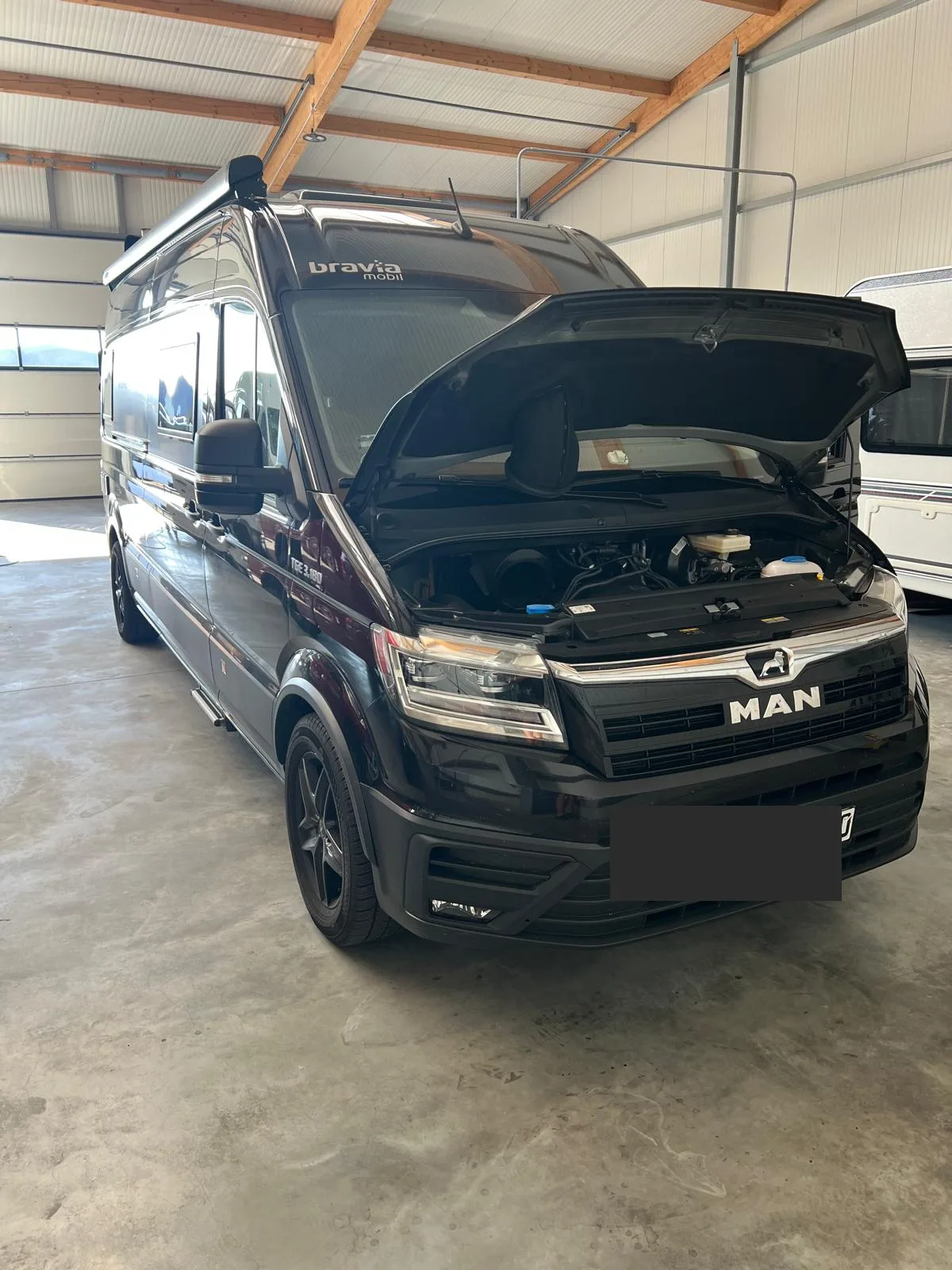 MAN TGE mit geöffneter Motorhaube bei der Chiptuning-Diagnose von Schaknat Elektronik