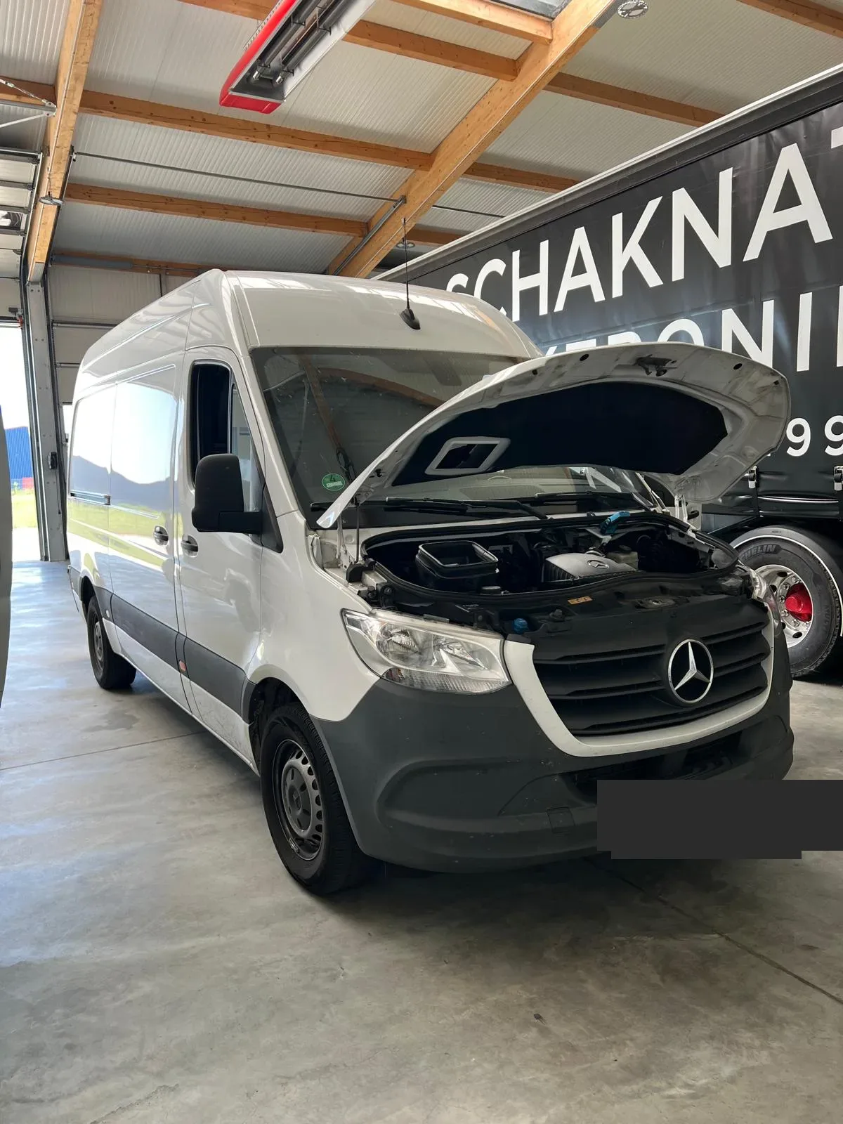 Mercedes Sprinter während der Chiptuning-Diagnose bei Schaknat Elektronik
