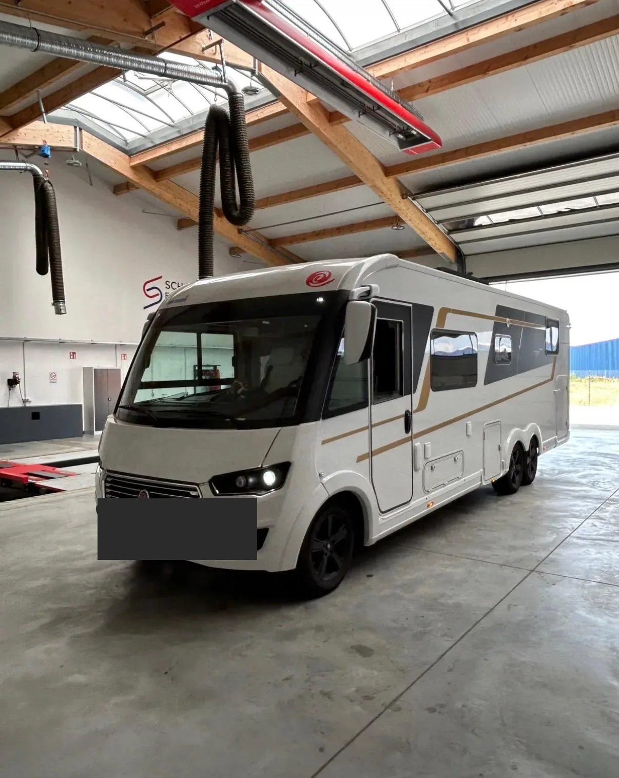 Integriertes Reisemobil auf Fiat-Ducato-Basis in der Werkstatt von Schaknat Elektronik