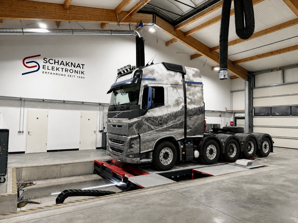 Volvo FH16 foliert auf dem Prüfstand, Schaknat Chiptuning
